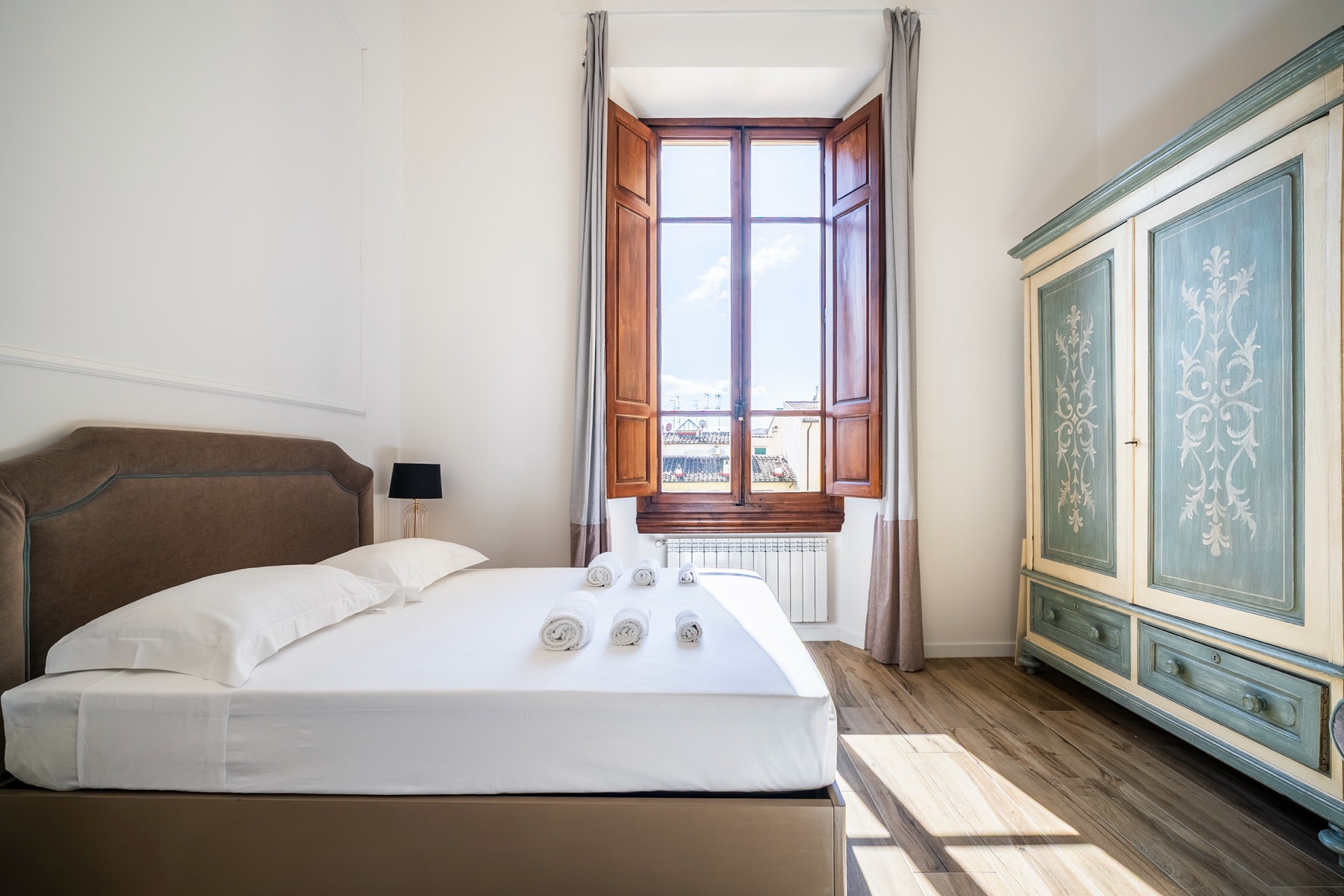Camera con armadio dipinto e finestra sui tetti, Sui tetti di Firenze, Firenze