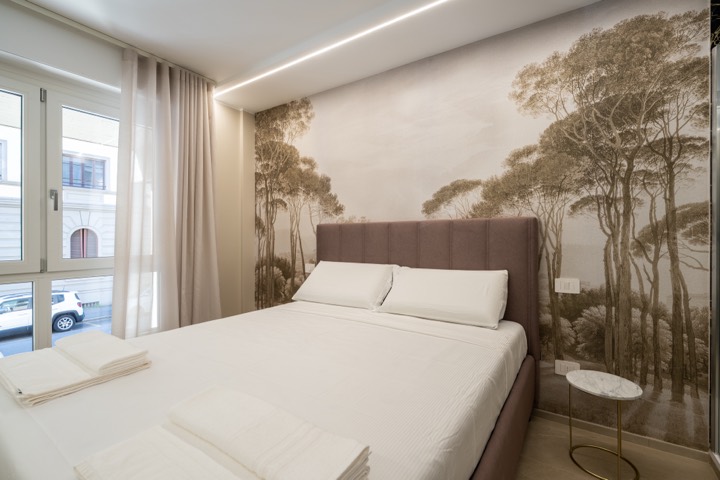 Camera matrimoniale con carta da parati ad alberi, Il Magnifico Wellness Suite, Firenze
