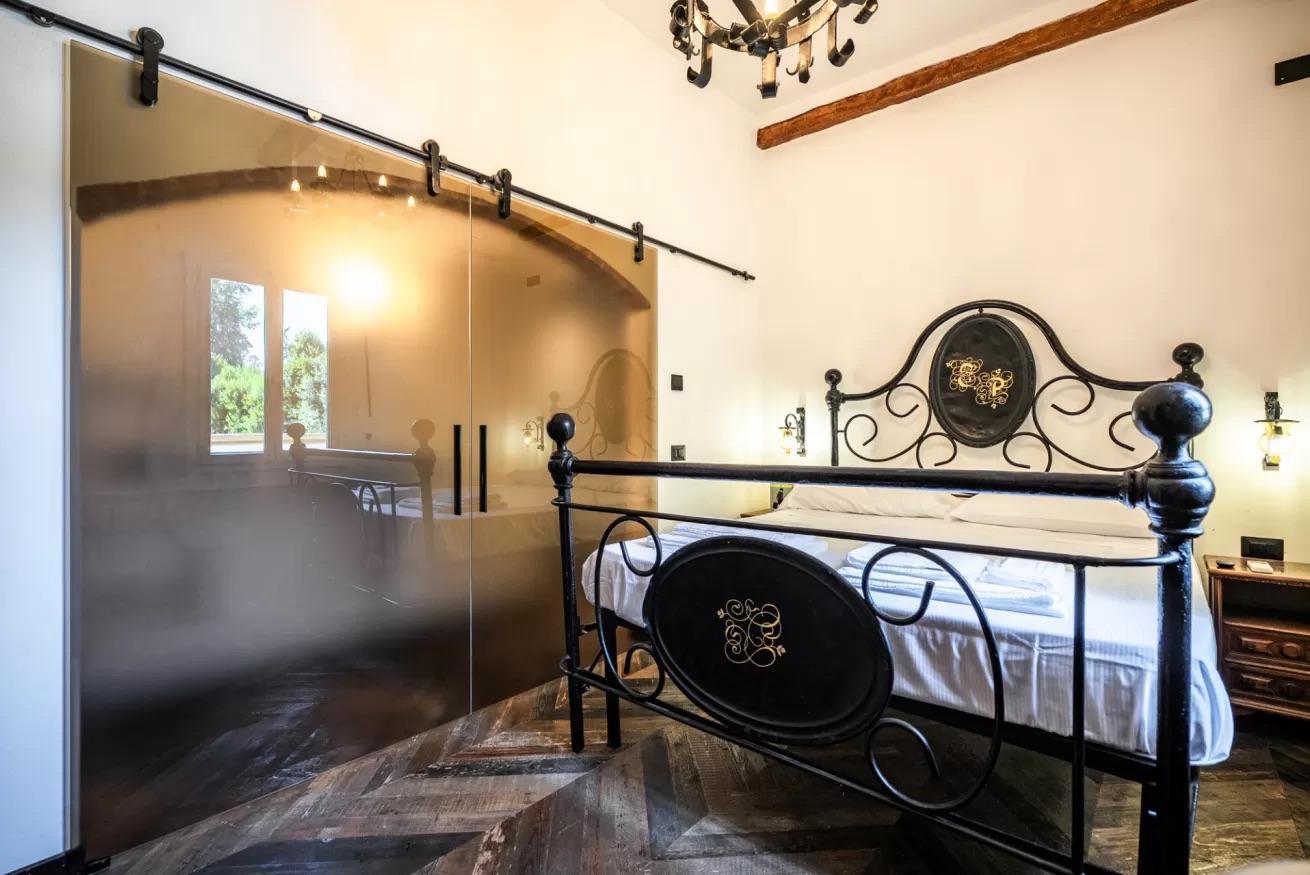 Camera con letto in ferro battuto, Torre Elvira, Firenze