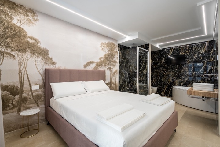 Camera matrimoniale con carta da parati ad alberi e vasca idromassaggio, Il Magnifico Wellness Suite, Firenze