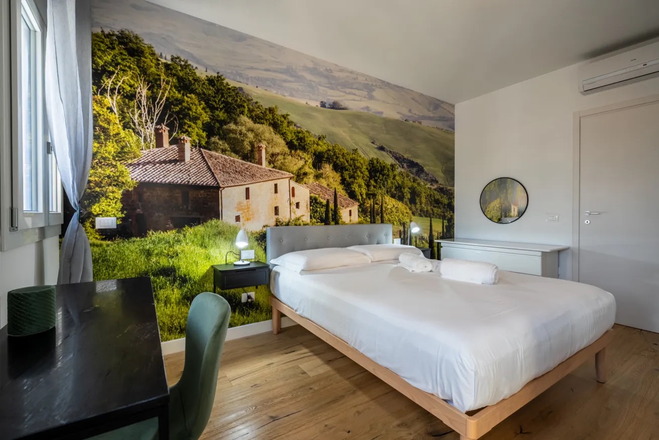 Camera con parete a paesaggio toscano, Novoli Elite Suites, Firenze