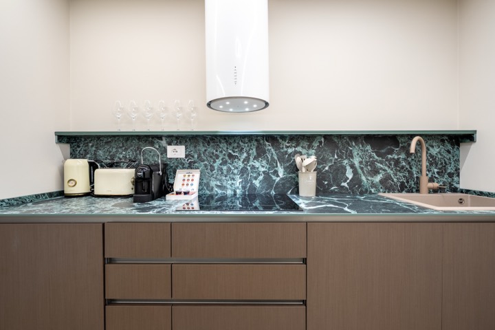 Cucina con piano in marmo verde, Il Magnifico Wellness Suite, Firenze