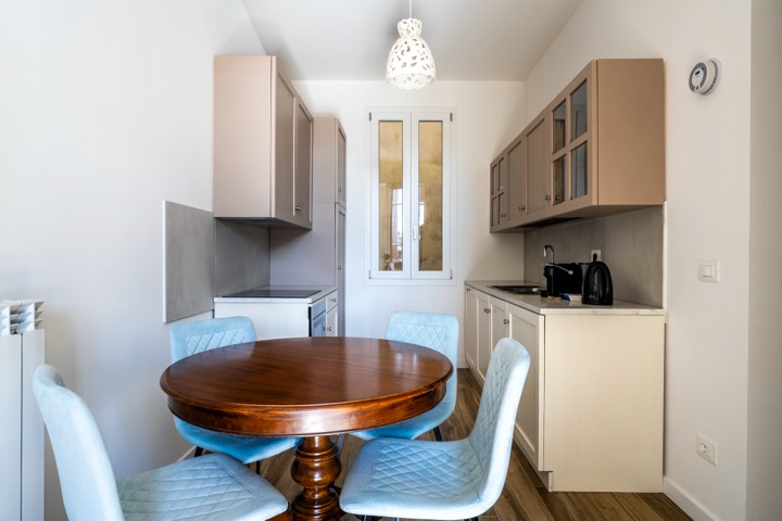 Cucina con tavolo tondo, Sui tetti di Firenze, Firenze