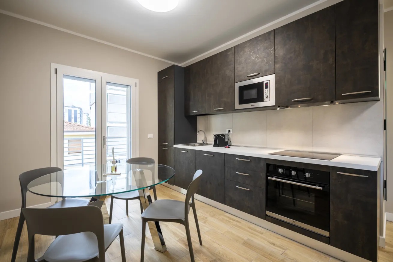 Cucina con tavolo in vetro, Residenza Novoli Prestige, Firenze