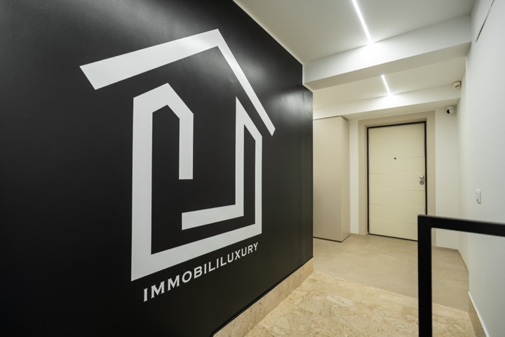 Ingresso del palazzo con il logo Immobili Luxury, Il Magnifico Wellness Suite, Firenze