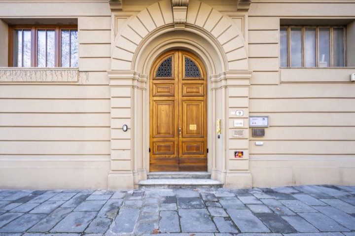 Portone ad arco del palazzo storico, Viale Matteotti, Firenze