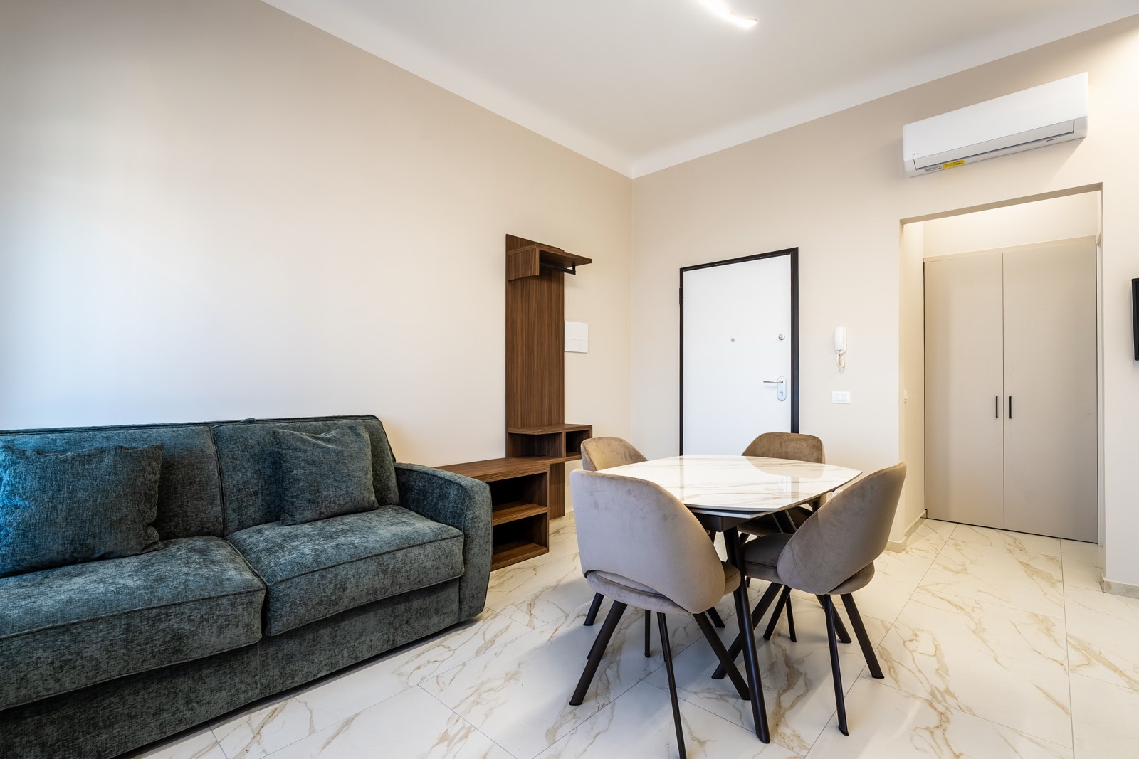 Soggiorno con divano blu, Stylish Florence Retreat, Firenze