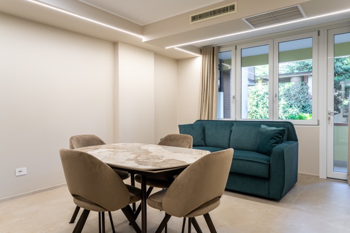 Soggiorno con divano verde e tavolo da pranzo, Il Magnifico Wellness Suite, Firenze