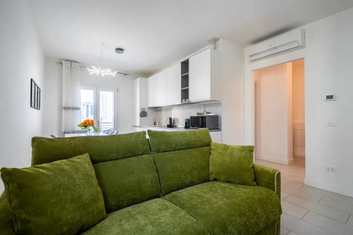 Soggiorno con divano verde, Novoli Elite Suites, Firenze