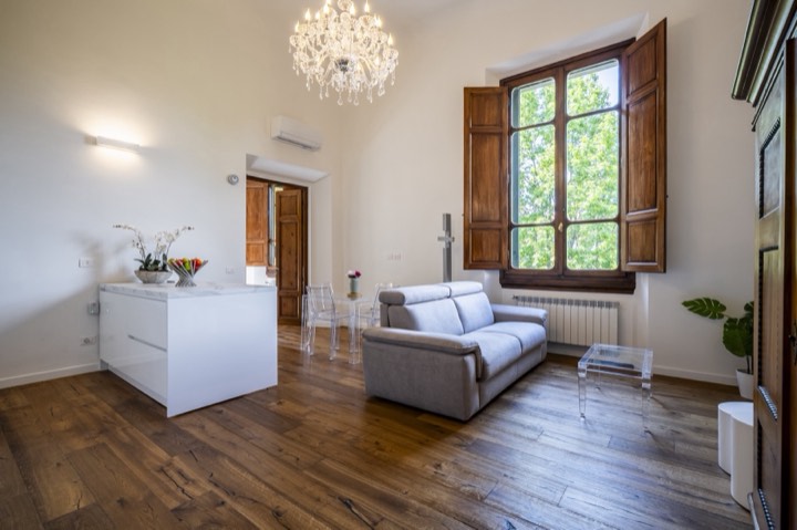 Soggiorno con lampadario e parquet, La Dimora Moderna, Firenze